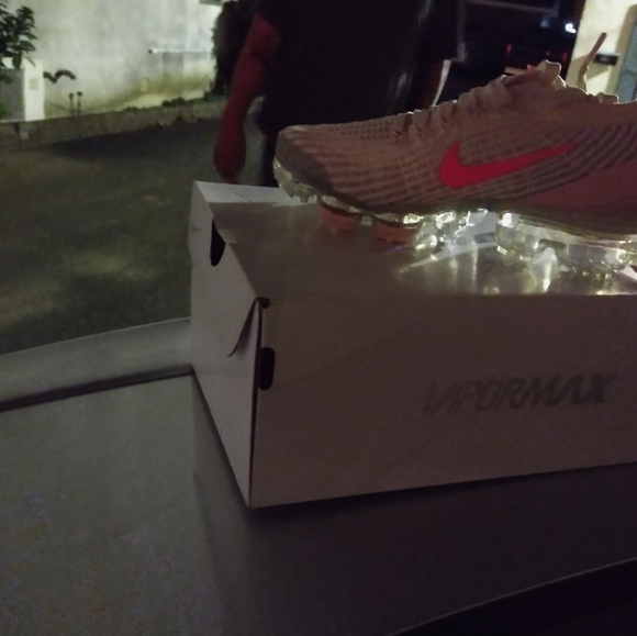 Women's Nike Air vapormax atomic pink and cream white size 5 again size 5 - Picture 3 of 5